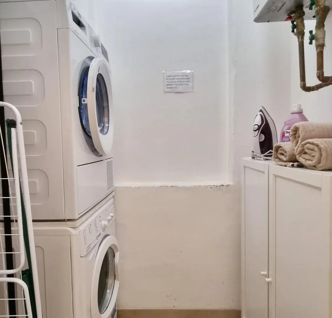 Finnem Rentals Tyrsova Praga Appartamento